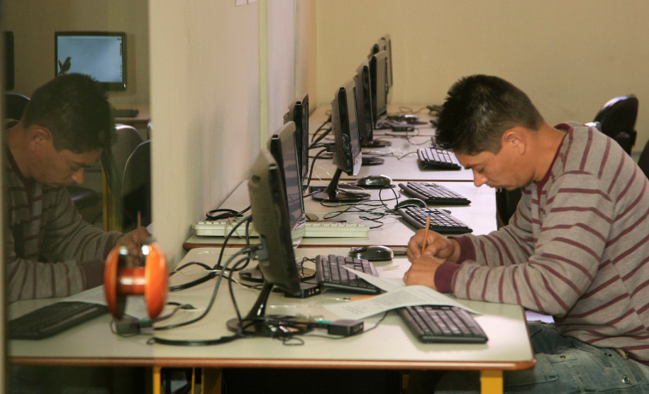 O motorista Tiago Soares interrompeu os estudos aos 13 anos para ajudar complementar a renda familiar