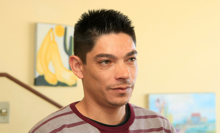 O motorista Tiago Soares interrompeu os estudos aos 13 anos para ajudar complementar a renda familiar