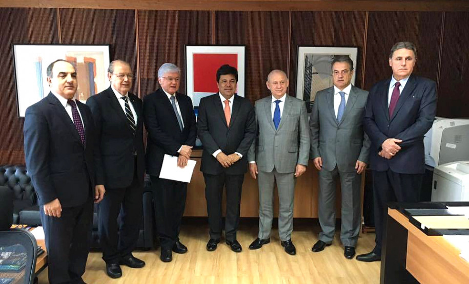 O governador em exercício Ademar Traiano esteve nesta quarta-feira (17) em Brasília para tratar de projetos do Governo Estadual junto aos ministros da Educação, Mendonça Filho, e das Cidades, Bruno Araujo. “São projetos de áreas estruturais para o Estado. Educação, saúde, saneamento e habitação contribuem com a promoção social e a qualidade de vida para todos os paranaenses”, afirmou Traiano.