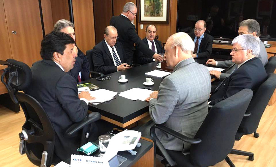 O governador em exercício Ademar Traiano esteve nesta quarta-feira (17) em Brasília para tratar de projetos do Governo Estadual junto aos ministros da Educação, Mendonça Filho, e das Cidades, Bruno Araujo. “São projetos de áreas estruturais para o Estado. Educação, saúde, saneamento e habitação contribuem com a promoção social e a qualidade de vida para todos os paranaenses”, afirmou Traiano.