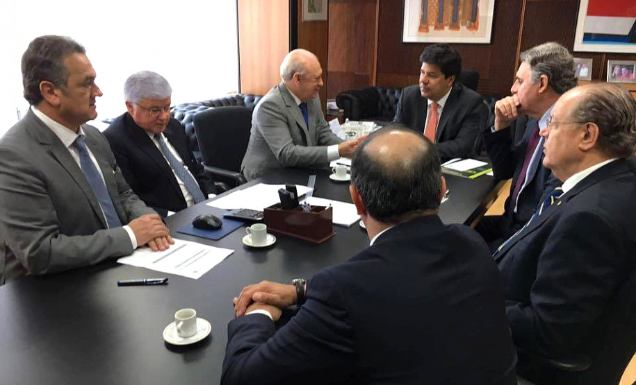 O governador em exercício Ademar Traiano esteve nesta quarta-feira (17) em Brasília para tratar de projetos do Governo Estadual junto aos ministros da Educação, Mendonça Filho, e das Cidades, Bruno Araujo. “São projetos de áreas estruturais para o Estado. Educação, saúde, saneamento e habitação contribuem com a promoção social e a qualidade de vida para todos os paranaenses”, afirmou Traiano.