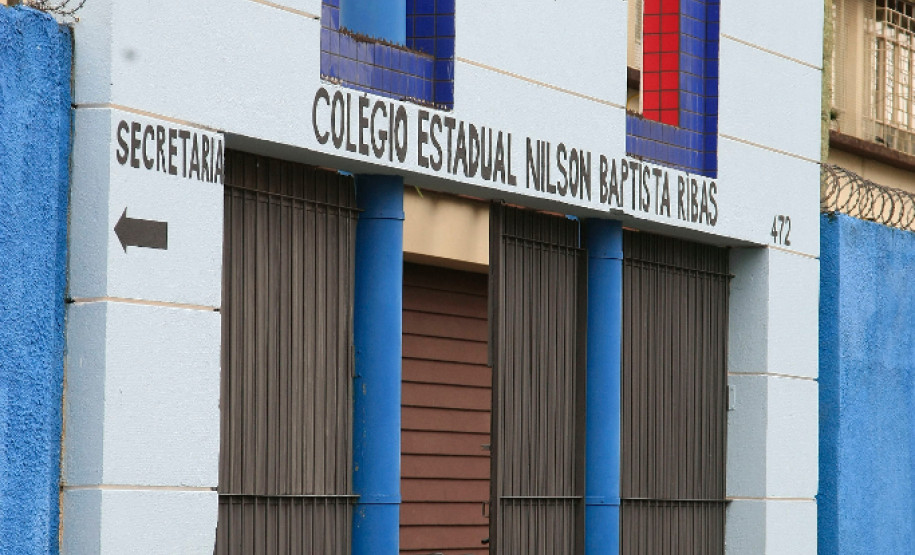 No bairro Seminário, também na Capital, a parceria entre o Colégio Estadual Nilson Baptista Ribas com a população resultou na revitalização do muro da escola, que ganhou pintura nova