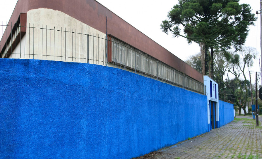 No bairro Seminário, também na Capital, a parceria entre o Colégio Estadual Nilson Baptista Ribas com a população resultou na revitalização do muro da escola, que ganhou pintura nova