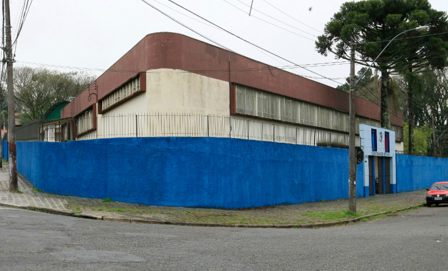 No bairro Seminário, também na Capital, a parceria entre o Colégio Estadual Nilson Baptista Ribas com a população resultou na revitalização do muro da escola, que ganhou pintura nova