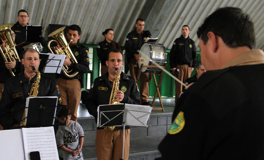 O Colégio Estadual Professora Albina Novak Muginoski, localizado no bairro Águas Claras, em Campo Largo, na Região Metropolitana de Curitiba (RMC), recebeu na tarde de sexta-feira 19) o projeto “Comemorando na escola: Polícia Militar e comunidade escolar juntas construindo um futuro melhor”.