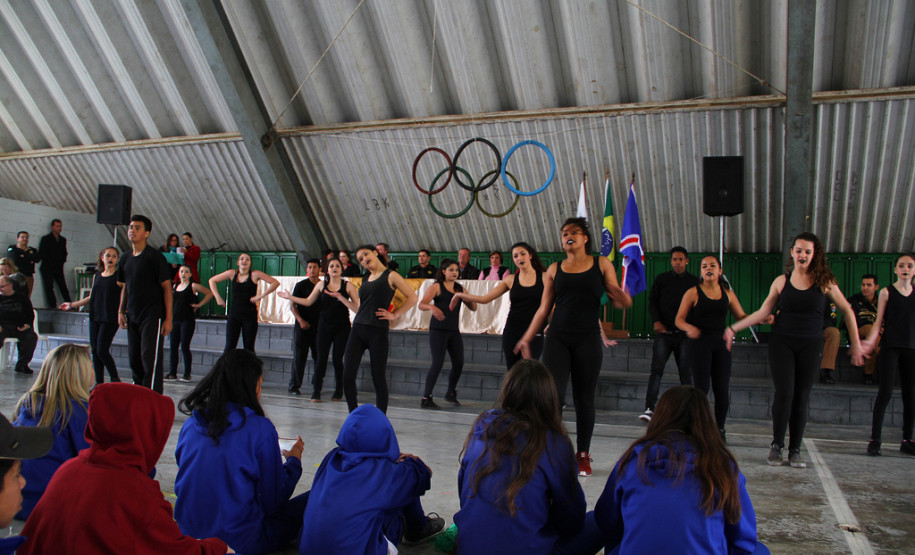 O Colégio Estadual Professora Albina Novak Muginoski, localizado no bairro Águas Claras, em Campo Largo, na Região Metropolitana de Curitiba (RMC), recebeu na tarde de sexta-feira 19) o projeto “Comemorando na escola: Polícia Militar e comunidade escolar juntas construindo um futuro melhor”.