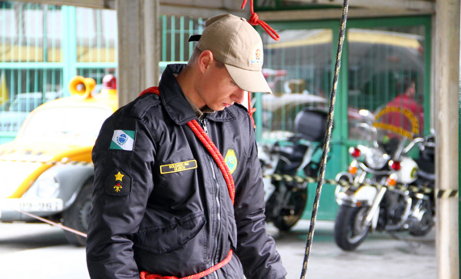 O Colégio Estadual Professora Albina Novak Muginoski, localizado no bairro Águas Claras, em Campo Largo, na Região Metropolitana de Curitiba (RMC), recebeu na tarde de sexta-feira 19) o projeto “Comemorando na escola: Polícia Militar e comunidade escolar juntas construindo um futuro melhor”.