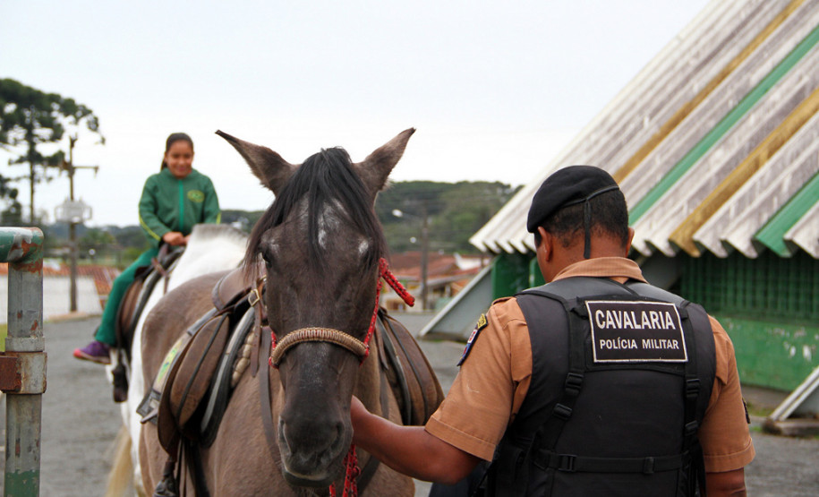O Colégio Estadual Professora Albina Novak Muginoski, localizado no bairro Águas Claras, em Campo Largo, na Região Metropolitana de Curitiba (RMC), recebeu na tarde de sexta-feira 19) o projeto “Comemorando na escola: Polícia Militar e comunidade escolar juntas construindo um futuro melhor”.