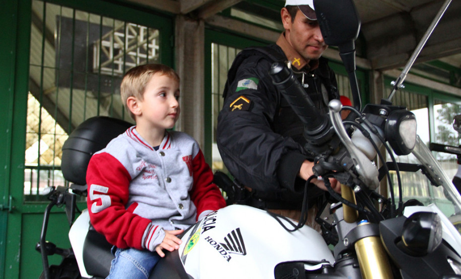 O Colégio Estadual Professora Albina Novak Muginoski, localizado no bairro Águas Claras, em Campo Largo, na Região Metropolitana de Curitiba (RMC), recebeu na tarde de sexta-feira 19) o projeto “Comemorando na escola: Polícia Militar e comunidade escolar juntas construindo um futuro melhor”.