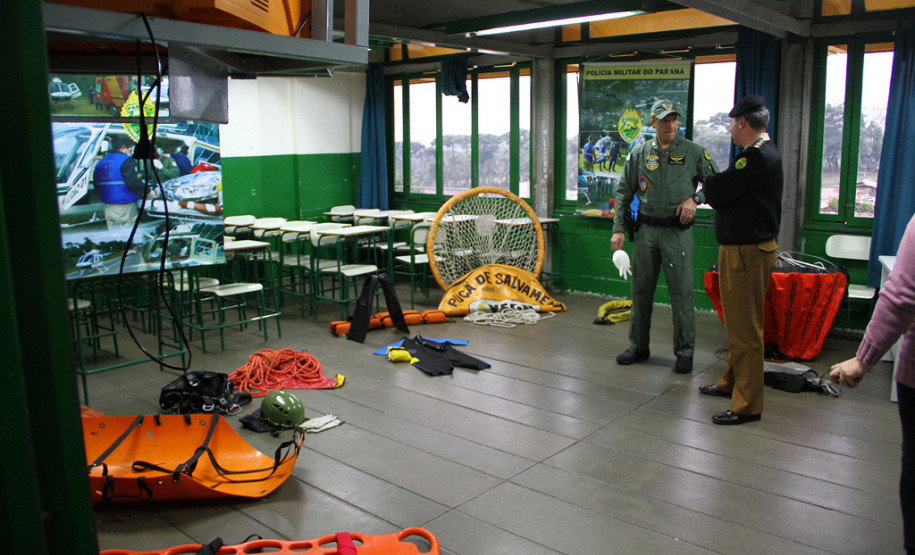O Colégio Estadual Professora Albina Novak Muginoski, localizado no bairro Águas Claras, em Campo Largo, na Região Metropolitana de Curitiba (RMC), recebeu na tarde de sexta-feira 19) o projeto “Comemorando na escola: Polícia Militar e comunidade escolar juntas construindo um futuro melhor”.