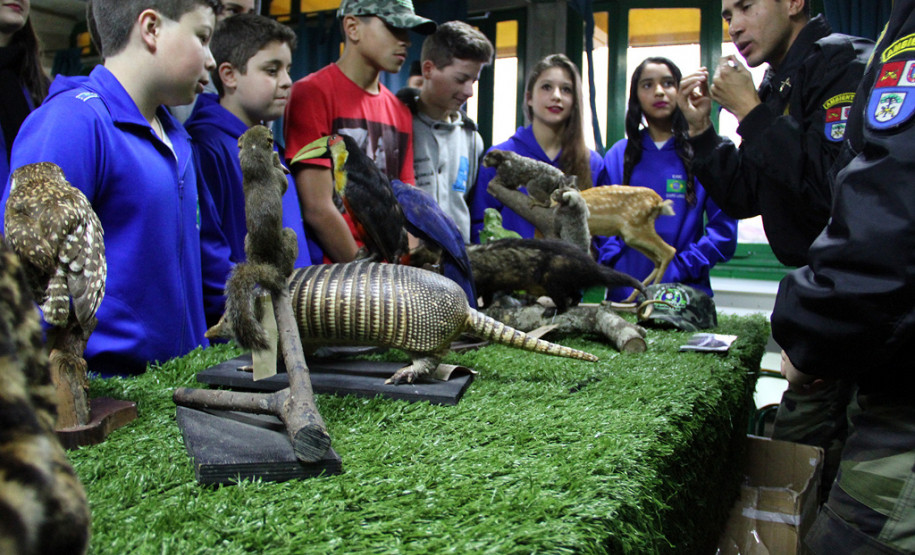 O Colégio Estadual Professora Albina Novak Muginoski, localizado no bairro Águas Claras, em Campo Largo, na Região Metropolitana de Curitiba (RMC), recebeu na tarde de sexta-feira 19) o projeto “Comemorando na escola: Polícia Militar e comunidade escolar juntas construindo um futuro melhor”.