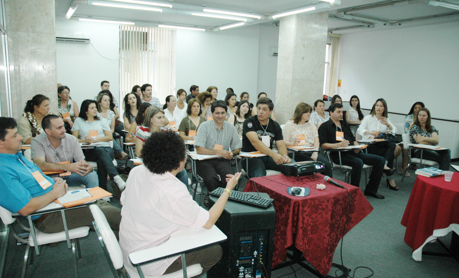 Formação capacita profissionais que a partir de dezembro atuam na primeira experiência para integração de bibliotecas escolares da rede estadual de ensino.