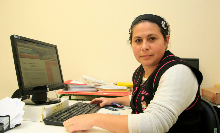 Merendeiros das escolas estaduais têm novo treinamento Lilian Adriane Ferreira Cardoso trabalha há pouco tempo como merendeira no Colégio Estadual Pedro Macedo, em Curitiba. Para ela o curso é uma oportunidade de adquirir conhecimentos teóricos que irão contribuir para o trabalho diário. “É um aprendizado importante, já que estou começando agora e não tenho muita experiência. O conhecimento teórico aliado à prática vai contribuir para a qualidade do nosso trabalho”, disse a profissional.