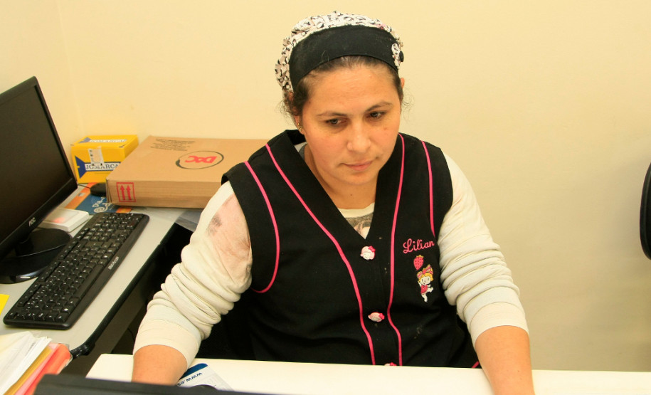 Merendeiros das escolas estaduais têm novo treinamento Lilian Adriane Ferreira Cardoso trabalha há pouco tempo como merendeira no Colégio Estadual Pedro Macedo, em Curitiba. Para ela o curso é uma oportunidade de adquirir conhecimentos teóricos que irão contribuir para o trabalho diário. “É um aprendizado importante, já que estou começando agora e não tenho muita experiência. O conhecimento teórico aliado à prática vai contribuir para a qualidade do nosso trabalho”, disse a profissional.