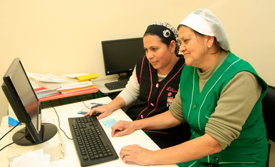 Merendeiros das escolas estaduais têm novo treinamento Os merendeiros da rede estadual de ensino estão se atualizando em cursos de capacitação para manuseio e preparo correto da alimentação escolar. A formação é oferecida na modalidade à distância e conta para o avanço no plano de carreira dos profissionais. Os responsáveis pelo acompanhamento dos cardápios escolares e pelo monitoramento dos alimentos que chegam às escolas também participam da formação.