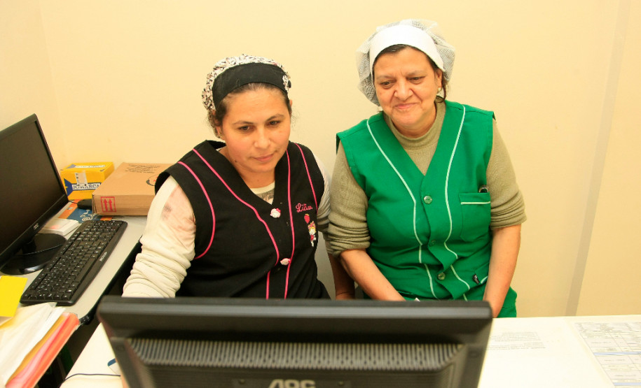 Merendeiros das escolas estaduais têm novo treinamento Os merendeiros da rede estadual de ensino estão se atualizando em cursos de capacitação para manuseio e preparo correto da alimentação escolar. A formação é oferecida na modalidade à distância e conta para o avanço no plano de carreira dos profissionais. Os responsáveis pelo acompanhamento dos cardápios escolares e pelo monitoramento dos alimentos que chegam às escolas também participam da formação.