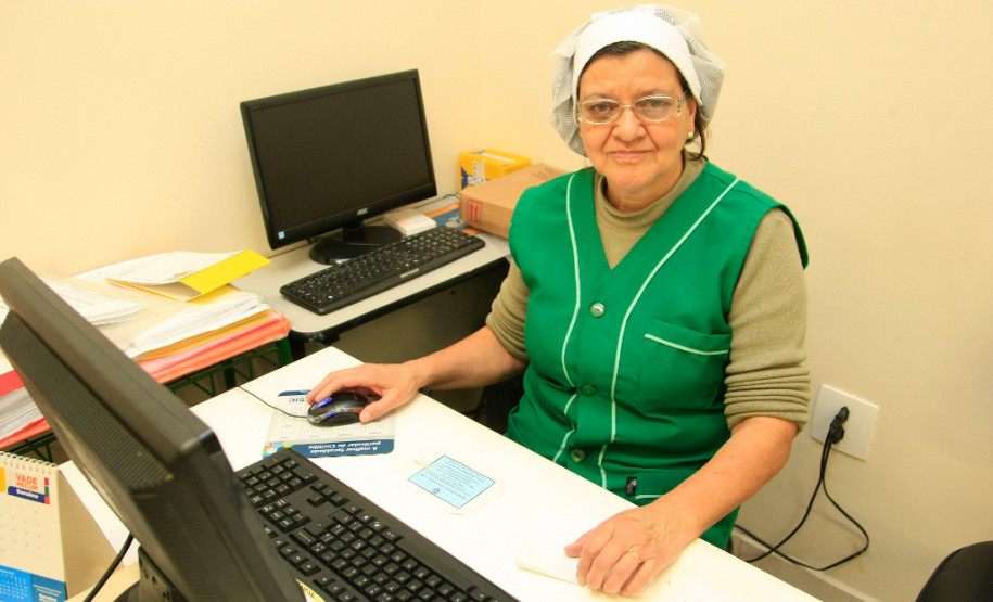 Merendeiros das escolas estaduais têm novo treinamento A colega Sirlei Teresinha Santos Machado tem bastante experiência prática conquistada em oito anos como cozinheira. “Esses novos conhecimentos vão trazer muitos benefícios para mim e para os alunos, que terão uma merenda com todos os nutrientes necessários”, destacou Sirlei.
