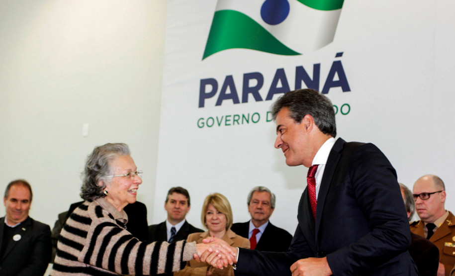 O governador Beto Richa homenageou nesta terça-feira (23), no Palácio Iguaçu, em Curitiba, os 8.957 aposentados do serviço público estadual que encerraram as carreiras no período de 2014 e 2015. Deste grupo, 20 receberam pessoalmente a Menção Honrosa.