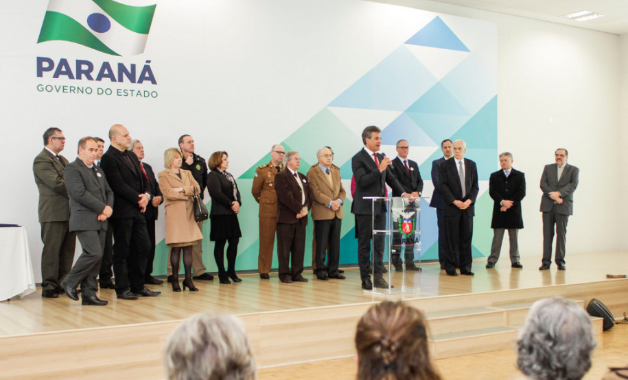 O governador Beto Richa homenageou nesta terça-feira (23), no Palácio Iguaçu, em Curitiba, os 8.957 aposentados do serviço público estadual que encerraram as carreiras no período de 2014 e 2015. Deste grupo, 20 receberam pessoalmente a Menção Honrosa.