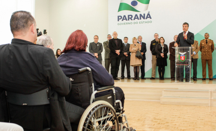 O governador Beto Richa homenageou nesta terça-feira (23), no Palácio Iguaçu, em Curitiba, os 8.957 aposentados do serviço público estadual que encerraram as carreiras no período de 2014 e 2015. Deste grupo, 20 receberam pessoalmente a Menção Honrosa.