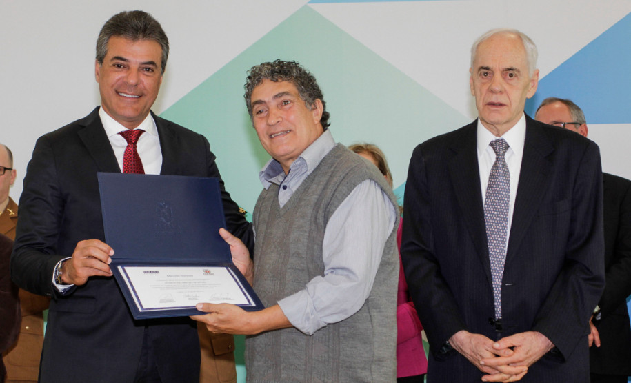 O governador Beto Richa homenageou nesta terça-feira (23), no Palácio Iguaçu, em Curitiba, os 8.957 aposentados do serviço público estadual que encerraram as carreiras no período de 2014 e 2015. Deste grupo, 20 receberam pessoalmente a Menção Honrosa.