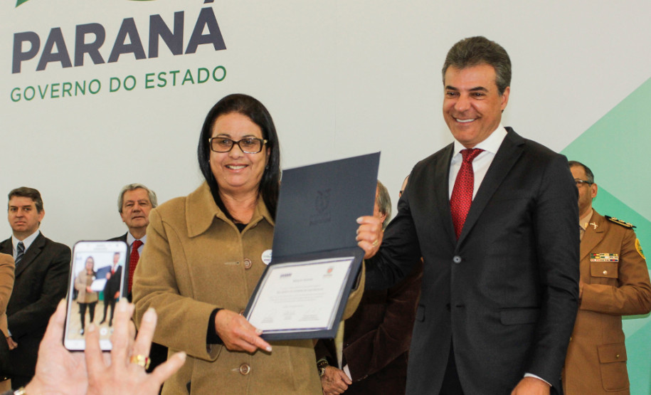 O governador Beto Richa homenageou nesta terça-feira (23), no Palácio Iguaçu, em Curitiba, os 8.957 aposentados do serviço público estadual que encerraram as carreiras no período de 2014 e 2015. Deste grupo, 20 receberam pessoalmente a Menção Honrosa.