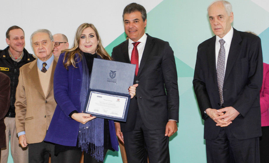 O governador Beto Richa homenageou nesta terça-feira (23), no Palácio Iguaçu, em Curitiba, os 8.957 aposentados do serviço público estadual que encerraram as carreiras no período de 2014 e 2015. Deste grupo, 20 receberam pessoalmente a Menção Honrosa.