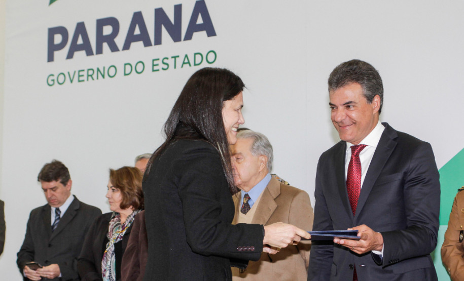 O governador Beto Richa homenageou nesta terça-feira (23), no Palácio Iguaçu, em Curitiba, os 8.957 aposentados do serviço público estadual que encerraram as carreiras no período de 2014 e 2015. Deste grupo, 20 receberam pessoalmente a Menção Honrosa.