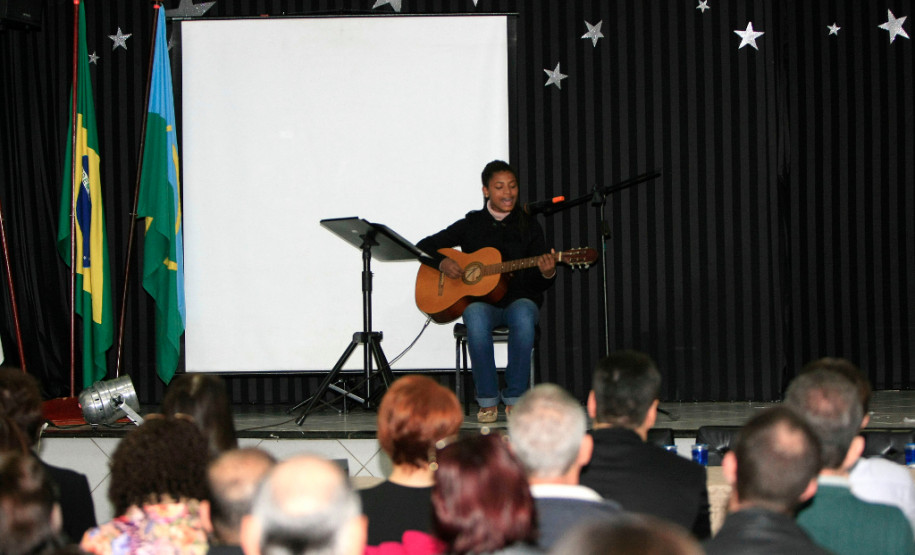 Educação entrega prêmio de gestão a escolas do Oeste A Secretaria de Estado da Educação iniciou nesta terça-feira (23) a entrega da segunda edição do Prêmio Gestão CAF a escolas da rede estadual que são destaque na área de gestão. Nesta edição serão premiadas escolas dos Núcleos Regionais de Educação de Guarapuava, Pitanga, Toledo, Assis Chateaubriand, Goioerê, Cianorte, Pato Branco, Francisco Beltrão, Dois Vizinhos, Ibaiti, Wenceslau Braz e Cornélio Procópio.
Nesta terça-feira foram premiadas as escolas da regional de Goioerê.