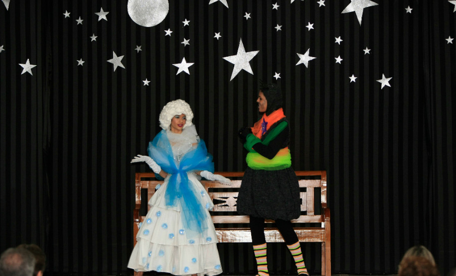 Educação entrega prêmio de gestão a escolas do Oeste A Secretaria de Estado da Educação iniciou nesta terça-feira (23) a entrega da segunda edição do Prêmio Gestão CAF a escolas da rede estadual que são destaque na área de gestão. Nesta edição serão premiadas escolas dos Núcleos Regionais de Educação de Guarapuava, Pitanga, Toledo, Assis Chateaubriand, Goioerê, Cianorte, Pato Branco, Francisco Beltrão, Dois Vizinhos, Ibaiti, Wenceslau Braz e Cornélio Procópio.
Nesta terça-feira foram premiadas as escolas da regional de Goioerê.