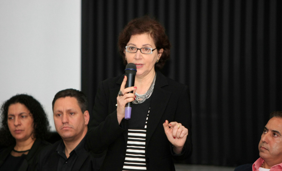 Educação entrega prêmio de gestão a escolas do Oeste A Secretaria de Estado da Educação iniciou nesta terça-feira (23) a entrega da segunda edição do Prêmio Gestão CAF a escolas da rede estadual que são destaque na área de gestão. Nesta edição serão premiadas escolas dos Núcleos Regionais de Educação de Guarapuava, Pitanga, Toledo, Assis Chateaubriand, Goioerê, Cianorte, Pato Branco, Francisco Beltrão, Dois Vizinhos, Ibaiti, Wenceslau Braz e Cornélio Procópio.
Nesta terça-feira foram premiadas as escolas da regional de Goioerê.