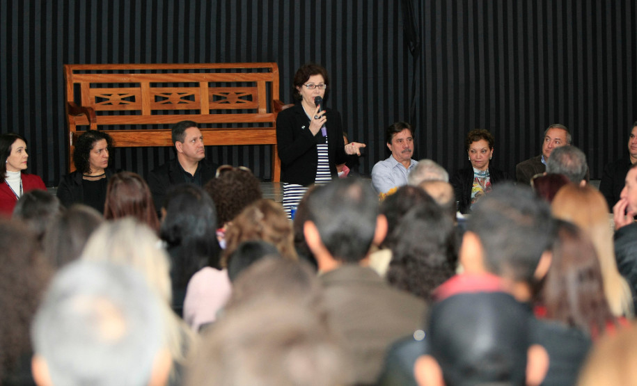 Educação entrega prêmio de gestão a escolas do Oeste A Secretaria de Estado da Educação iniciou nesta terça-feira (23) a entrega da segunda edição do Prêmio Gestão CAF a escolas da rede estadual que são destaque na área de gestão. Nesta edição serão premiadas escolas dos Núcleos Regionais de Educação de Guarapuava, Pitanga, Toledo, Assis Chateaubriand, Goioerê, Cianorte, Pato Branco, Francisco Beltrão, Dois Vizinhos, Ibaiti, Wenceslau Braz e Cornélio Procópio.
Nesta terça-feira foram premiadas as escolas da regional de Goioerê.