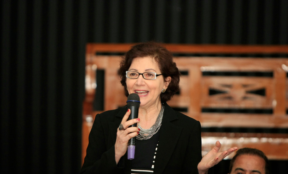 Educação entrega prêmio de gestão a escolas do Oeste A Secretaria de Estado da Educação iniciou nesta terça-feira (23) a entrega da segunda edição do Prêmio Gestão CAF a escolas da rede estadual que são destaque na área de gestão. Nesta edição serão premiadas escolas dos Núcleos Regionais de Educação de Guarapuava, Pitanga, Toledo, Assis Chateaubriand, Goioerê, Cianorte, Pato Branco, Francisco Beltrão, Dois Vizinhos, Ibaiti, Wenceslau Braz e Cornélio Procópio.
Nesta terça-feira foram premiadas as escolas da regional de Goioerê.