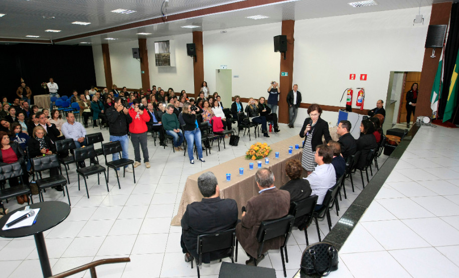 Educação entrega prêmio de gestão a escolas do Oeste A Secretaria de Estado da Educação iniciou nesta terça-feira (23) a entrega da segunda edição do Prêmio Gestão CAF a escolas da rede estadual que são destaque na área de gestão. Nesta edição serão premiadas escolas dos Núcleos Regionais de Educação de Guarapuava, Pitanga, Toledo, Assis Chateaubriand, Goioerê, Cianorte, Pato Branco, Francisco Beltrão, Dois Vizinhos, Ibaiti, Wenceslau Braz e Cornélio Procópio.
Nesta terça-feira foram premiadas as escolas da regional de Goioerê.