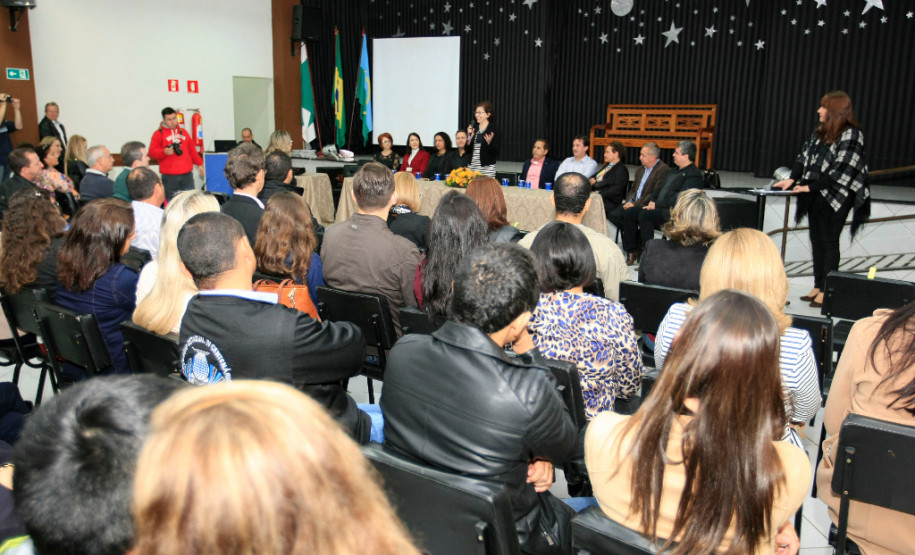 Educação entrega prêmio de gestão a escolas do Oeste A Secretaria de Estado da Educação iniciou nesta terça-feira (23) a entrega da segunda edição do Prêmio Gestão CAF a escolas da rede estadual que são destaque na área de gestão. Nesta edição serão premiadas escolas dos Núcleos Regionais de Educação de Guarapuava, Pitanga, Toledo, Assis Chateaubriand, Goioerê, Cianorte, Pato Branco, Francisco Beltrão, Dois Vizinhos, Ibaiti, Wenceslau Braz e Cornélio Procópio.
Nesta terça-feira foram premiadas as escolas da regional de Goioerê.