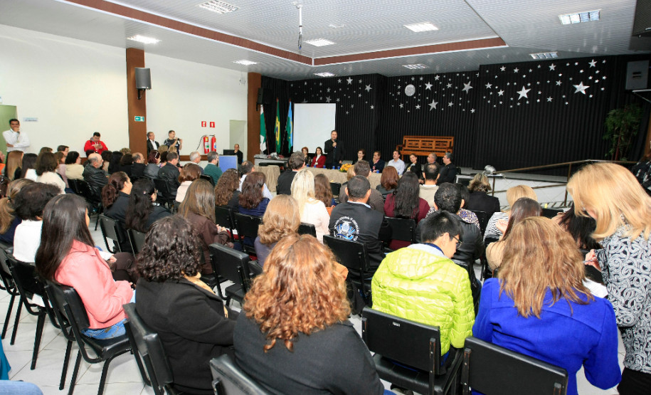 Educação entrega prêmio de gestão a escolas do Oeste A Secretaria de Estado da Educação iniciou nesta terça-feira (23) a entrega da segunda edição do Prêmio Gestão CAF a escolas da rede estadual que são destaque na área de gestão. Nesta edição serão premiadas escolas dos Núcleos Regionais de Educação de Guarapuava, Pitanga, Toledo, Assis Chateaubriand, Goioerê, Cianorte, Pato Branco, Francisco Beltrão, Dois Vizinhos, Ibaiti, Wenceslau Braz e Cornélio Procópio.
Nesta terça-feira foram premiadas as escolas da regional de Goioerê.
