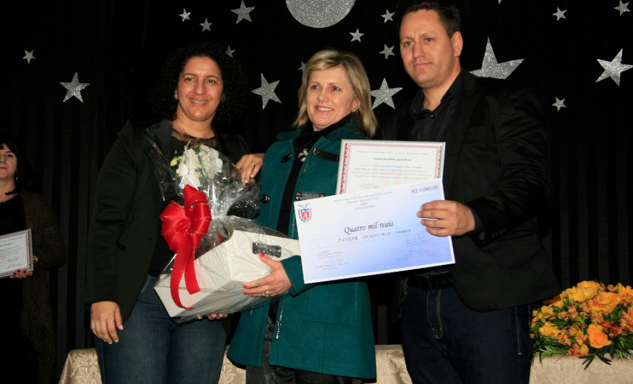 Educação entrega prêmio de gestão a escolas do Oeste Segundo a diretora Neiva Grigio Gindri, do Colégio Estadual Olavo Bilac (em Ubiratã), que ficou em segundo lugar, a premiação é resultado da participação da comunidade nas decisões diárias da escola. “Aqui pautamos muito o respeito, a opinião e a participação de todos na administração financeira e pedagógica, por isso nosso trabalho está sendo coroado com esse prêmio”, disse Neiva.