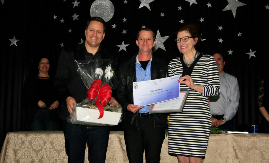 Educação entrega prêmio de gestão a escolas do Oeste Para o diretor Luiz Uchoa Cardoso, do Colégio Estadual João Theotônio Netto, do município de Moreira Sales, que conquistou o primeiro lugar, o prêmio é resultado da parceria de mais de duas décadas entre escola e comunidade. “É o resultado do trabalho coletivo de todas as instâncias que envolvem a vida escolar, porque não fazemos nada sem a participação da comunidade”, disse Uchoa, que está há cinco anos na direção da escola.