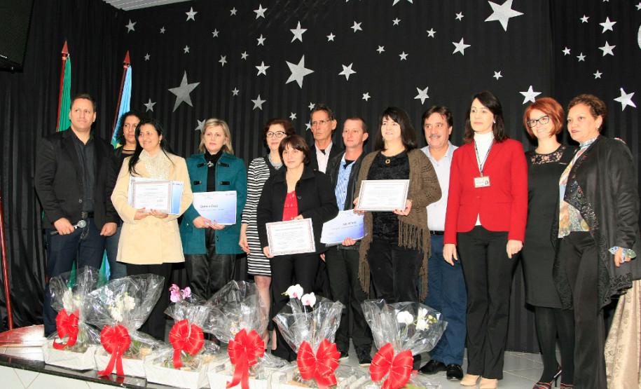 Educação entrega prêmio de gestão a escolas do Oeste A Secretaria de Estado da Educação iniciou nesta terça-feira (23) a entrega da segunda edição do Prêmio Gestão CAF a escolas da rede estadual que são destaque na área de gestão. Nesta edição serão premiadas escolas dos Núcleos Regionais de Educação de Guarapuava, Pitanga, Toledo, Assis Chateaubriand, Goioerê, Cianorte, Pato Branco, Francisco Beltrão, Dois Vizinhos, Ibaiti, Wenceslau Braz e Cornélio Procópio.
Nesta terça-feira foram premiadas as escolas da regional de Goioerê.