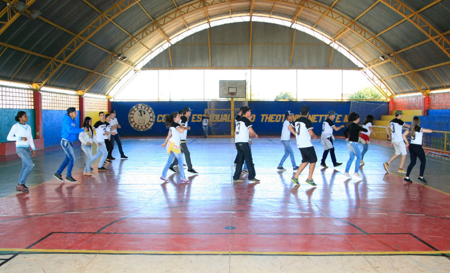 Uma das datas mais esperadas pelos alunos e comunidade escolar é a apresentação do Festival Escolar de Dança, realizado uma vez por ano por todos os estudantes. O projeto, desenvolvido pela professora Sônia Franzo Borba, existe há oito anos. A ação surgiu para diversificar as aulas de Educação Física, mas ao longo do tempo se tornou uma das principais atrações do município, que tem pouco mais de 12 mil habitantes.