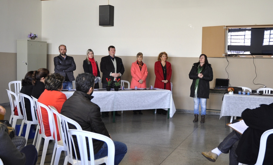 Diretores, chefes de Núcleos Regionais da Educação (NREs), representantes do Arquivo Público, do Museu Paranaense e da Secretaria de Estado da Educação (SEED) se reuniram nesta quarta-feira (24), na Escola Estadual D. Pedro II, em Curitiba, para a apresentação do Museu da Escola Paranaense (MEP) - Educação Patrimonial. Durante o evento, organizado pelo Museu da Escola Paranaense, também foi apresentado à comunidade escolar o novo coordenador do MEP, Cláudio Luís Nascimento Ogliari.