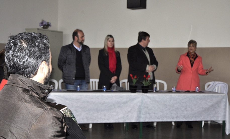 Diretores, chefes de Núcleos Regionais da Educação (NREs), representantes do Arquivo Público, do Museu Paranaense e da Secretaria de Estado da Educação (SEED) se reuniram nesta quarta-feira (24), na Escola Estadual D. Pedro II, em Curitiba, para a apresentação do Museu da Escola Paranaense (MEP) - Educação Patrimonial. Durante o evento, organizado pelo Museu da Escola Paranaense, também foi apresentado à comunidade escolar o novo coordenador do MEP, Cláudio Luís Nascimento Ogliari.