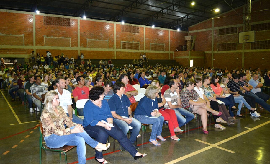 O programa Escola 1000, organizado pela Casa Civil do Governo do Paraná e a Secretaria de Estado da Educação, será lançado no dia 27 de setembro pelo governador Beto Richa, no Palácio Iguaçu, em Curitiba, mas as escolas contempladas já estão mobilizando a comunidade para definir a melhor forma de aplicar o dinheiro. Na foto, atividade do NRE de Foz do Iguaçu.