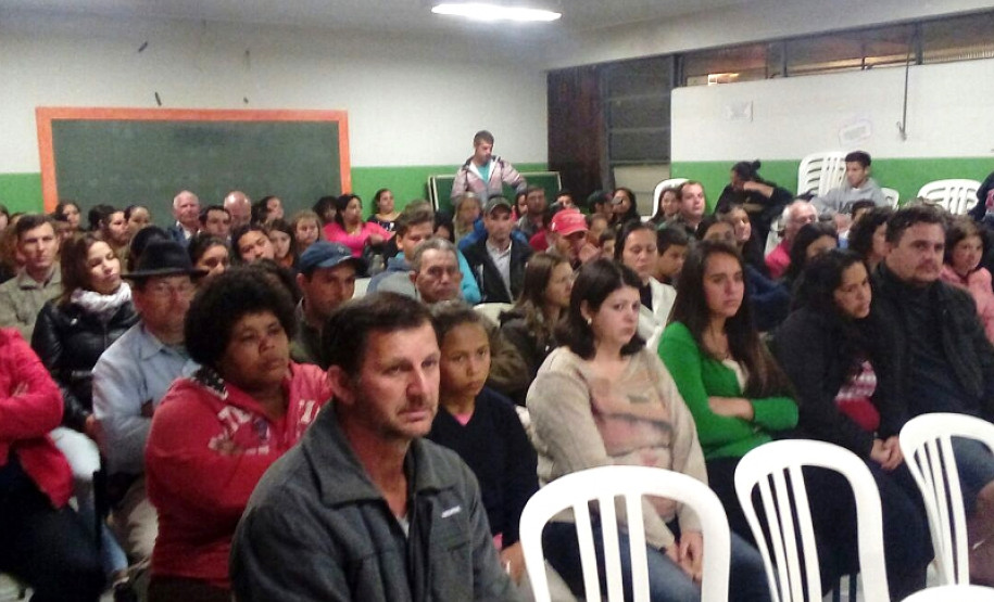 O programa Escola 1000, organizado pela Casa Civil do Governo do Paraná e a Secretaria de Estado da Educação, será lançado no dia 27 de setembro pelo governador Beto Richa, no Palácio Iguaçu, em Curitiba, mas as escolas contempladas já estão mobilizando a comunidade para definir a melhor forma de aplicar o dinheiro. Na foto, atividade do NRE de Ivaiporã.