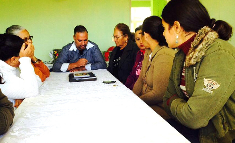 O programa Escola 1000, organizado pela Casa Civil do Governo do Paraná e a Secretaria de Estado da Educação, será lançado no dia 27 de setembro pelo governador Beto Richa, no Palácio Iguaçu, em Curitiba, mas as escolas contempladas já estão mobilizando a comunidade para definir a melhor forma de aplicar o dinheiro. Na foto, atividade em Rosário do Ivaí.