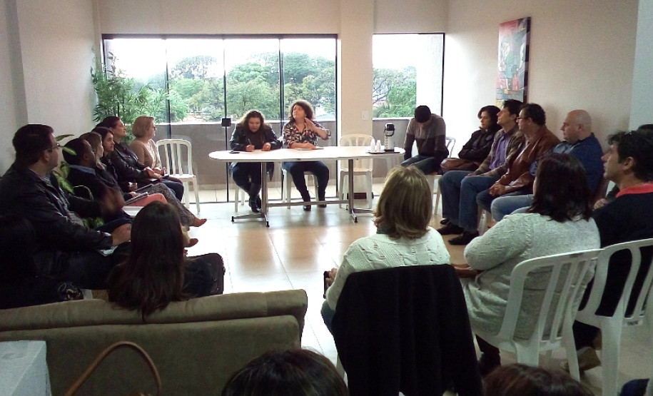 O programa Escola 1000, organizado pela Casa Civil do Governo do Paraná e a Secretaria de Estado da Educação, será lançado no dia 27 de setembro pelo governador Beto Richa, no Palácio Iguaçu, em Curitiba, mas as escolas contempladas já estão mobilizando a comunidade para definir a melhor forma de aplicar o dinheiro. Na foto, atividade do NRE de Campo Mourão.