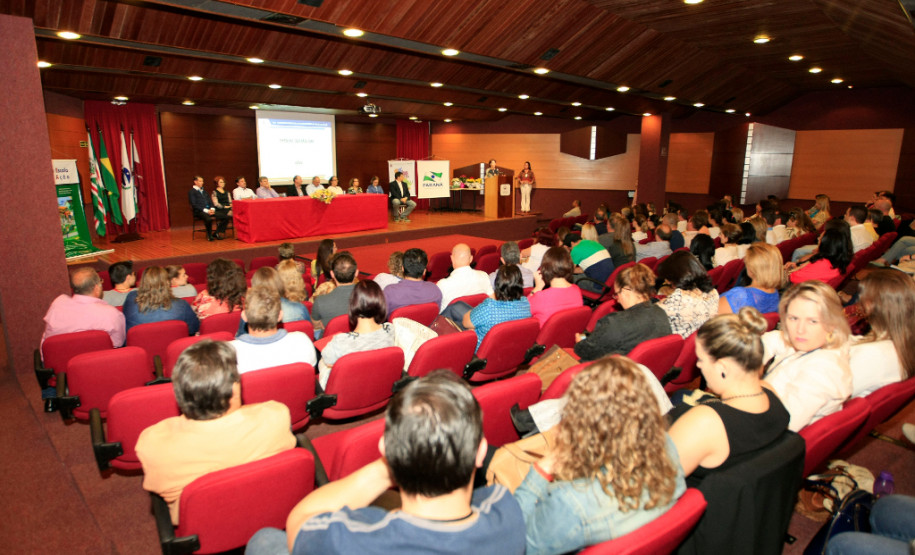 A Secretaria de Estado da Educação entregou nesta quinta-feira (25), em Toledo (Oeste), o Prêmio CAF para as escolas que apresentaram os melhores resultados no desenvolvimento de ações administrativas inéditas em parceria com a comunidade.