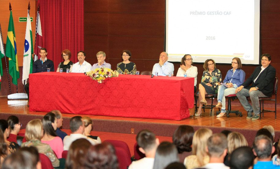 A Secretaria de Estado da Educação entregou nesta quinta-feira (25), em Toledo (Oeste), o Prêmio CAF para as escolas que apresentaram os melhores resultados no desenvolvimento de ações administrativas inéditas em parceria com a comunidade.