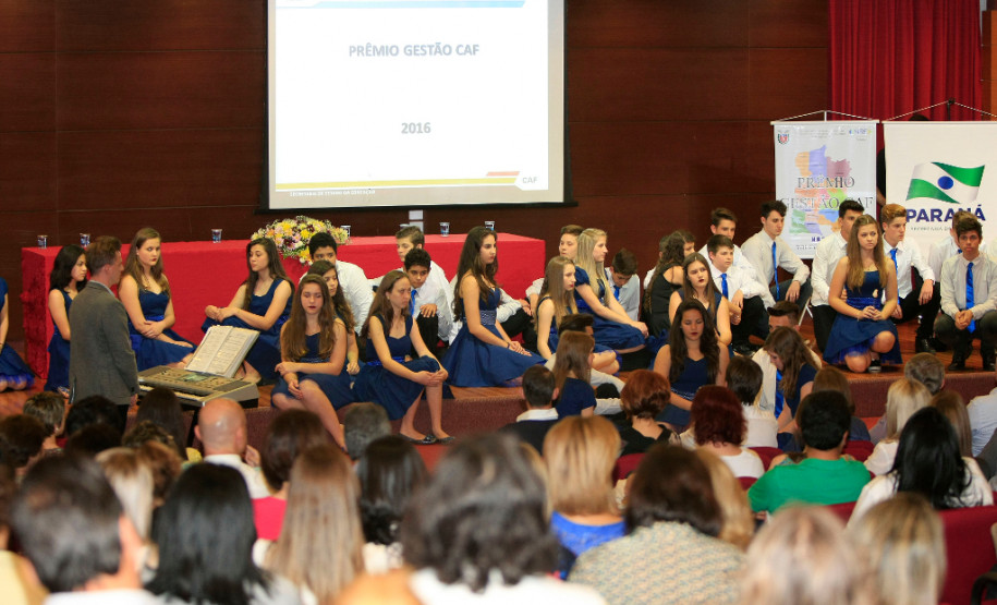 A Secretaria de Estado da Educação entregou nesta quinta-feira (25), em Toledo (Oeste), o Prêmio CAF para as escolas que apresentaram os melhores resultados no desenvolvimento de ações administrativas inéditas em parceria com a comunidade.