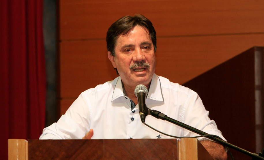 O prêmio é uma iniciativa inédita do Estado do Paraná, desenvolvido pela Coordenadoria de Apoio Financeiro à Rede Escolar (CAF) da Secretaria de Estado da Educação. Está alinhado ao programa Minha Escola tem Ação (Meta), que busca reduzir os índices de evasão e elevar a qualidade do ensino por meio de uma boa gestão escolar. Na foto, Manoel José Vicente coordenador de apoio financeiro à rede escolar.